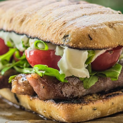 Grillezett sous vide tarjás ciabatta snidlinges krémsajttal