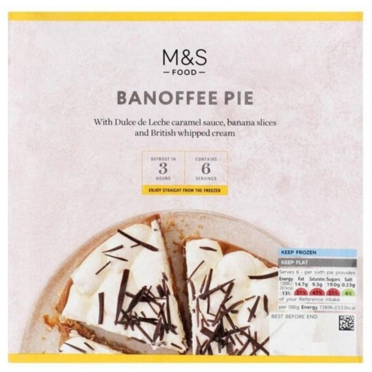 Marks & Spencer Banoffee torta karamell öntettel, banánszeletekkel és brit tejszínhabbal